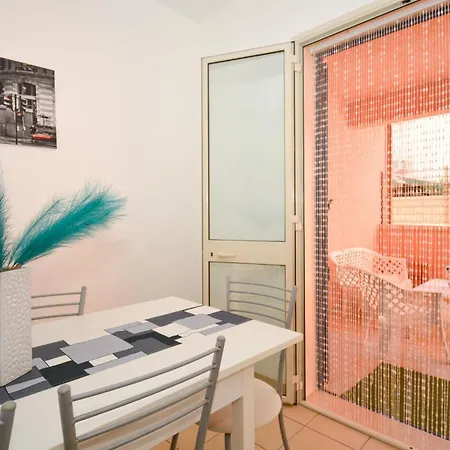 2 Bedroom Awesome In Holiday home *