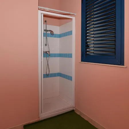 2 Bedroom Awesome In Holiday home *